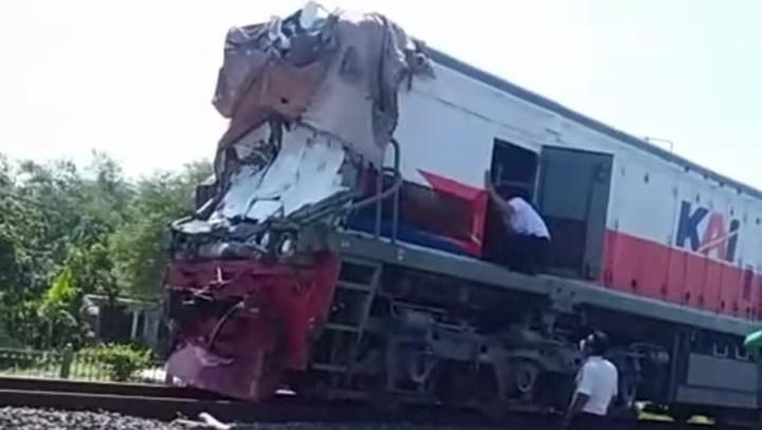 Truk tertabrak kereta di Jombang