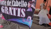 Pangkas rambut gratis itu dilakukan oleh sejumlah tukang cukur wanita sebagai bagian dari kegiatan yang digelar bersama otoritas setempat. Tidak dijelaskan secara rinci kegiatan yang dimaksud.