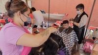 Meskipun gratis, para wanita-wanita ini sangat teliti saat memangkas rambut warga.