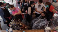 Mereka membawa peralatan pangkas rambut yang lengkap demi kepuasan pengunjung yang hadir.
