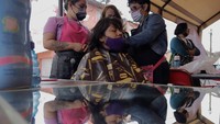 Beberapa terlihat berdiskusi untuk model rambut yang diinginkan.