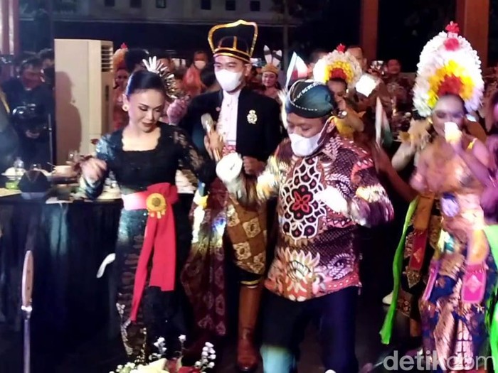 Tutup TIIWG di Solo, Delegasi G20 Joget Poco-poco Bareng Gibran- Menteri Bahlil, Solo, Kamis (7/7/2022).