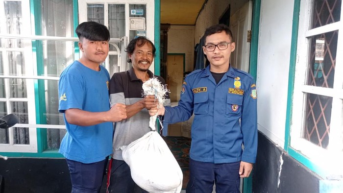 Petugas usai mengevakuasi ular sanca besar di Sukabumi