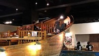 Zauo Jepang benar-benar menawarkan pengalaman yang luar biasa. Kamu bisa memancing langsung dari kolam yang sudah tersedia dan hasil pancingan bisa langsung disantap.  