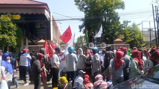 Unjuk rasa buruh di depan kantor Disnaker Kota Semarang, Kamis (7/7/2022).