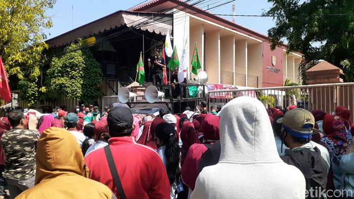 Unjuk rasa buruh di depan kantor Disnaker Kota Semarang, Kamis (7/7/2022).