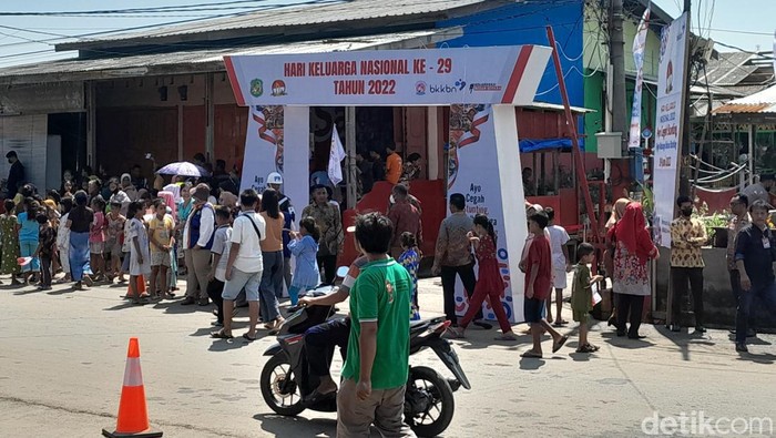 Warga Belawan antusias sambut Jokowi.