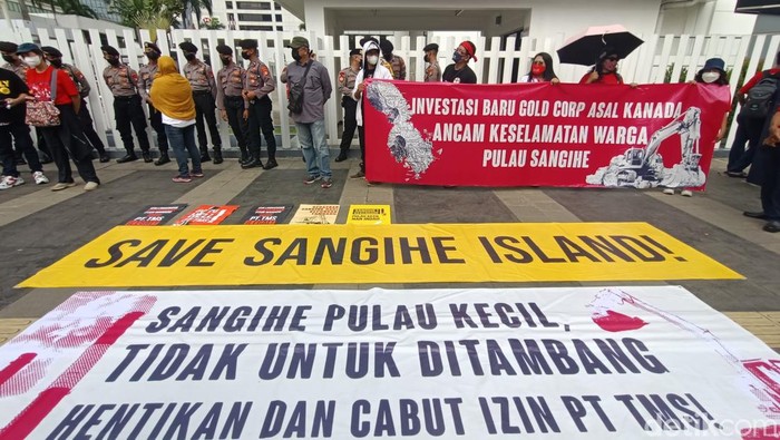 Warga demo Kebudes Kanada tolak tambang di Sangihe