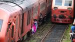 Potret Warga Sri Lanka Bergelantungan di Kereta Gegara Krisis Ekonomi