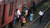 Akibat jarangnya kereta api yang bisa berangkat. Warga Sri Lanka harus rela berdesakan untuk menaiki kereta yang ada.
