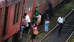 Potret Warga Sri Lanka Bergelantungan di Kereta Gegara Krisis Ekonomi