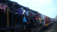 Kondisi ini tentu sangat membahayakan para penumpang. Tapi warga tidak memiliki pilihan lain.