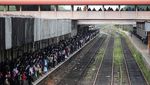 Potret Warga Sri Lanka Bergelantungan di Kereta Gegara Krisis Ekonomi