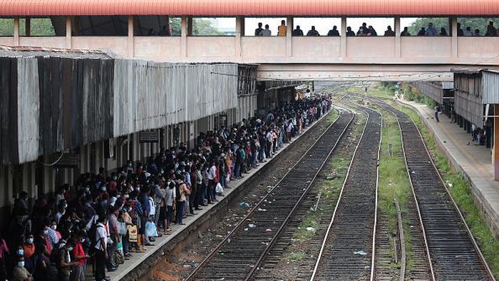 Passengers board the engine compartment of an overcrowded train in Colombo, Sri Lanka. On July 6, 2022. Other public transport in Sri Lanka has been disrupted due to a huge fuel shortage amid the country's economic crisis(Photo by Pradeep Dambarage/NurPhoto via Getty Images)