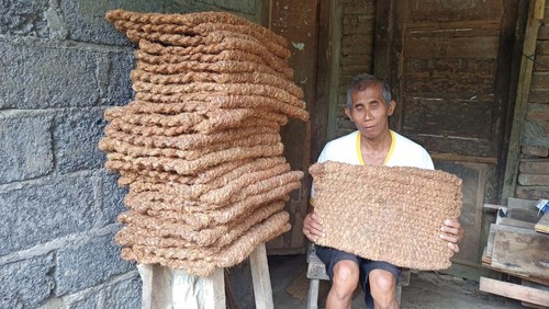 Wayan Tumpek adalah penyandang tunanetra bersahaja di Karangasem. Di tengah keterbatasannya, Tumpek tetap produktif dengan membuat keset dari sabut kelapa.
