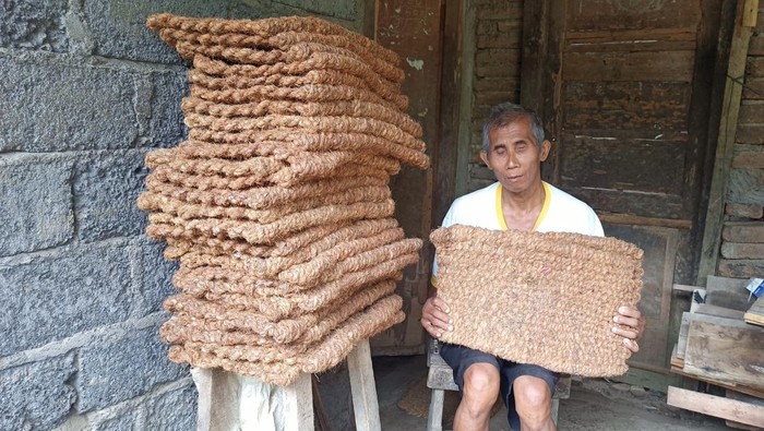 Wayan Tumpek adalah penyandang tunanetra bersahaja di Karangasem. Di tengah keterbatasannya, Tumpek tetap produktif dengan membuat keset dari sabut kelapa.