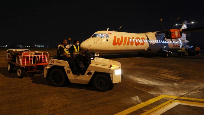 Penumpang turun dari pesawat ATR 72 Wings Air usai melakukan penerbangan dari bandara Tunggul Wulung Cilacap di Apron Bandara Pondok Cabe, Tangerang Selatan, Banten, Rabu (6/7/2022). Maskapai Wings Air melakukan uji coba pendaratan dan evaluasi rute, maskapai Lion Air Group tersebut rencananya akan membuka rute baru dari Bandara Pondok Cabe menuju Tanjung Karang Lampung, Tasikmalaya, Purbalingga, Cepu Blora dan Sumenep Madura. ANTARA FOTO/Muhammad Iqbal/foc.