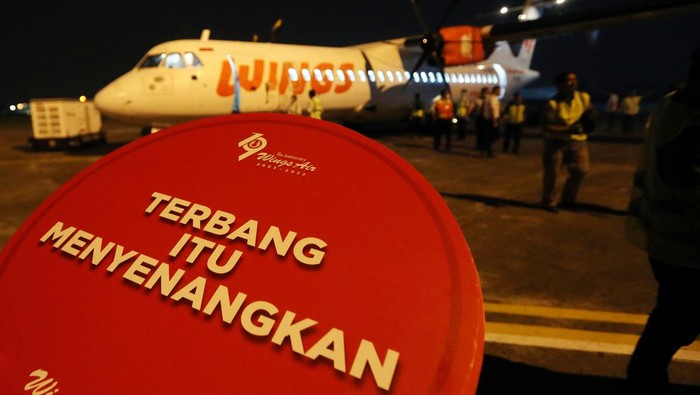 Wings Air Uji Coba Pendaratan di Bandara Pondok Cabe Penumpang turun dari pesawat ATR 72 Wings Air usai melakukan penerbangan dari bandara Tunggul Wulung Cilacap di Apron Bandara Pondok Cabe, Tangerang Selatan, Banten, Rabu (6/7/2022). Maskapai Wings Air melakukan uji coba pendaratan dan evaluasi rute, maskapai Lion Air Group tersebut rencananya akan membuka rute baru dari Bandara Pondok Cabe menuju Tanjung Karang Lampung, Tasikmalaya, Purbalingga, Cepu Blora dan Sumenep Madura. ANTARA FOTO/Muhammad Iqbal/foc.