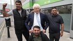 PM Boris Johnson Mundur, Patung Lilinnya Jadi Ajang Foto-foto