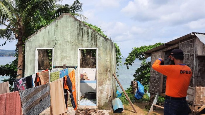 15 rumah warga terancam ambrol gegara tanah longsor (Dok. Istimewa).