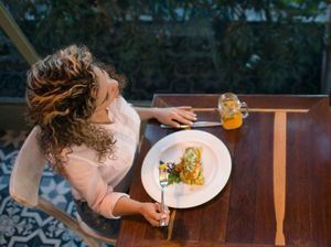 7 Rasa Takut Makan Ini Nyata, Ada yang Takut Ngobrol Saat Makan!