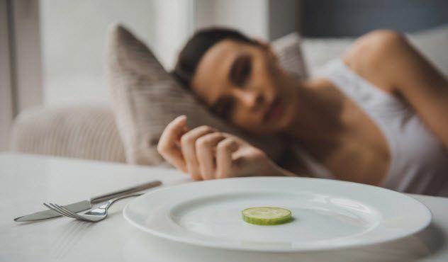 7 Rasa Takut Makan Ini Nyata, Ada yang Takut Ngobrol Saat Makan!
