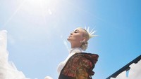  Rayakan ulang tahunnya yang ke-36 di awal bulan Juli. Netizen masih terpersona sekaligus terkejut melihat penyanyi cantik dan berbakat ini tetap awet muda dan segar. Foto: Instagram @agnezmo