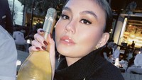 Selain merilis musik hingga menjadi dancer profesional. Agnez juga luncurkan ‘AMO Love Potion Wine’, minuman cantik ini dikemas dengan warna emas cerah. Foto: Instagram @agnezmo