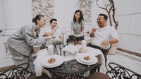 Dekat dengan semua anggota keluarganya. Acara makan-makan di rumah tampak semakin akrab dengan kehadiran Agnez di tengah keluarganya. Foto: Instagram @agnezmo