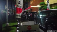 Suasana di Polda Jatim sesaat setelah Mas Bechi tiba/Foto: Enggran Eko Budianto/detikJatim