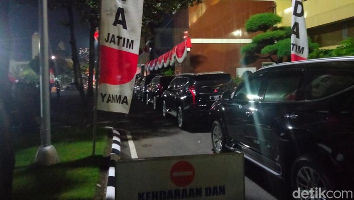 Moch Subchi Azal Tsani (MSAT) alias Mas Bechi (42) yang merupakan DPO kasus pencabulan telah menyerahkan diri. Ia dibawa ke Polda Jatim.