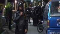 Petugas di sekitar ponpes saat Mas Bechi menyerahkan diri/Foto: Enggran Eko Budianto/detikJatim