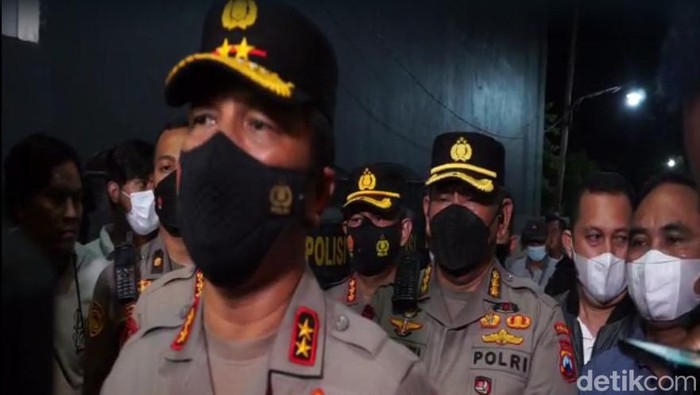 Moch Subchi Azal Tsani (MSAT) alias Mas Bechi (42) yang merupakan DPO kasus pencabulan telah menyerahkan diri. Ia dibawa ke Polda Jatim.
