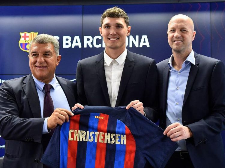 Galeri Foto: Baru Gabung, Christensen Langsung Cium Lambang Barcelona