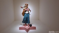 Patung Sailor Moonah #2 karya Alfiah Rahdini menarik perhatian pengunjung ARTJOG 2022. Nyeleneh banget kan? Foto: Delia Arnindita Larasati/ detikHOT