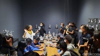 Pematung Dolorosa Sinaga sedang memberikan workshop terhadap pengunjung ARTJOG 2022 saat pembukaan pameran.  Foto: Delia Arnindita Larasati/ detikHOT