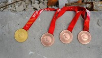 Dmytro Suyarko menjual medali perunggunya seharga USD 5.300 atau setara Rp 80 juta.