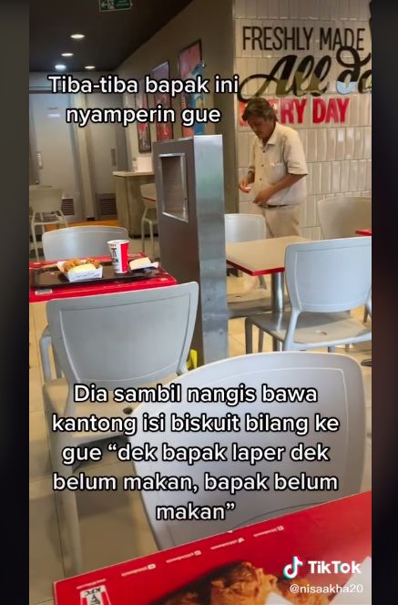 Barter makanan biskuit karena kelaparan