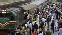 Warga menaiki kereta api yang penuh sesak di Lahore, Pakistan, Kamis (7/7/2022) waktu setempat.  