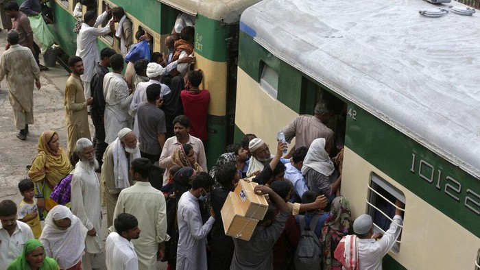 Begini Padatnya Penumpang Kereta di Pakistan Saat Mudik Idul Adha Pakistanis ride a crowded train as people travel to their hometowns and villages to celebrate Eid al-Adha, or