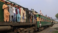 Kondisi ini menjadi hal biasa yang terjadi di kereta Pakistan meski tampak membahayakan penumpang.  