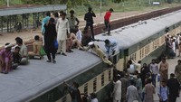 Penumpang yang tidak bisa masuk ke gerbong kereta, rela naik ke atas gerbong atau berdiri di pinggiran kereta.