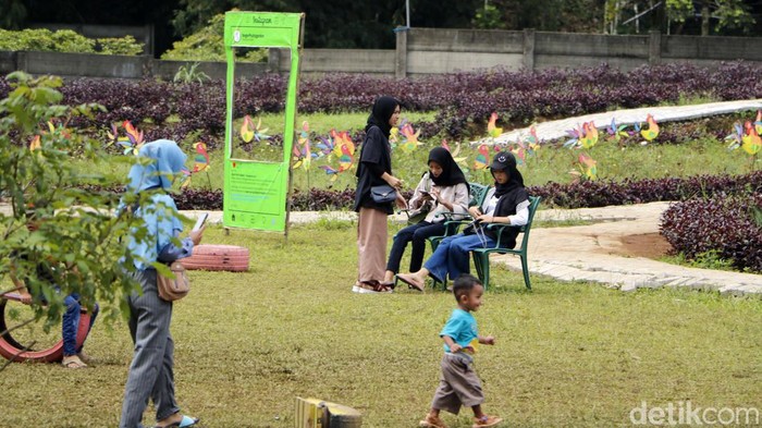 Wisata alam di Bogor, Jawa Barat, bertambah lagi. Ya Bogor Fruit Garden kini bisa menjadi pilihan berlibur sambil mendapatkan edukasi tentang tanaman buah.