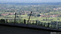 Selain belajar di alam, pengunjung juga dapat hangout di Le Gimutis Cafe disuguhi scenery gunung yang dapat memanjakan mata serta tidak lupa berbelanja buah tangan di souvenir shop yang menawarkan beragam merchandise berkonsep buah-buahan.