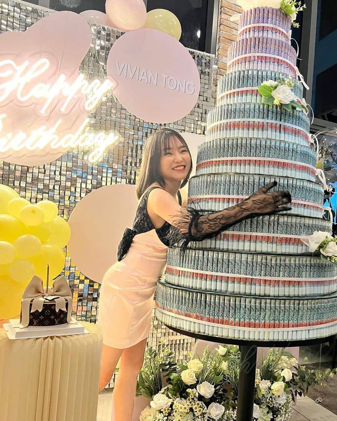 Bikin Iri! Wanita Ini Dapat Kejutan Kue Ultah Isi Uang Tunai Rp 176 Juta