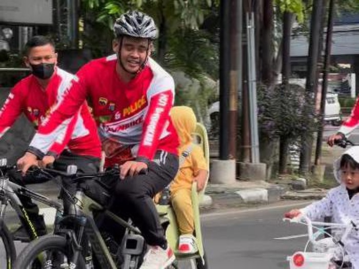 Bobby Nasution bersma anak-anaknya