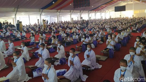Suasana Indonesia Tipitaka Chanting atau pembacaan teks-teks kitab suci umat Buddha di Taman Lumbini kompleks Candi Borobudur.