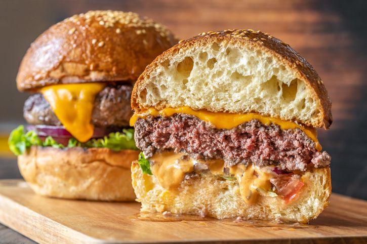 Cara makan burger yang benar agar tidak belepotan