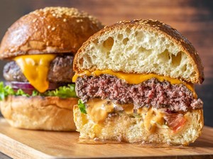 5 Tempat Makan Burger Premium yang Juicy Mantap