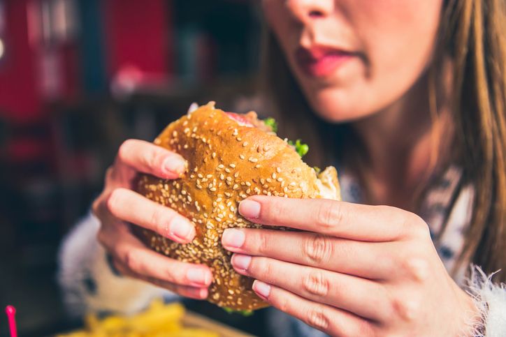 Agar Makan Burger Tak Berantakan Terapkan 5 Tips Ini